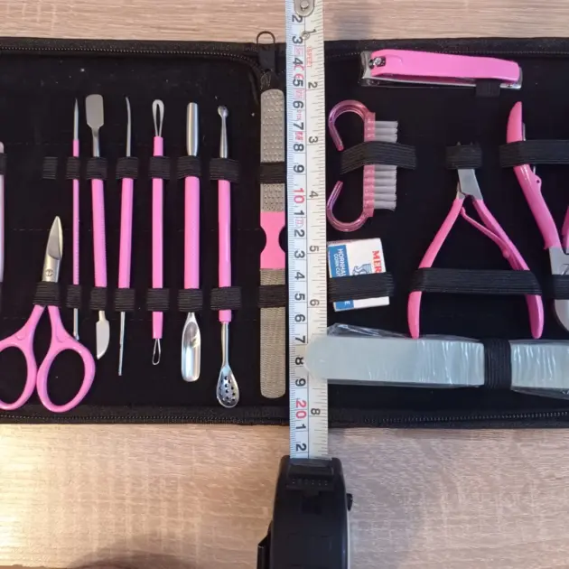 Rosa Profi-Maniküre- & Pediküre-Instrumenten Set: Pflegeset für Gesichts-, Hand- und Fußpflege